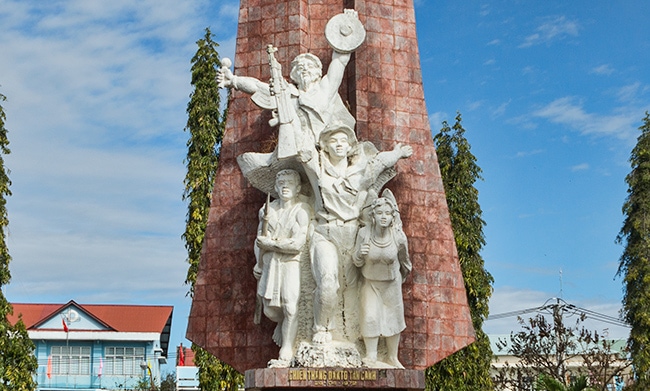 Detail of the war memorial in Đắk Tô