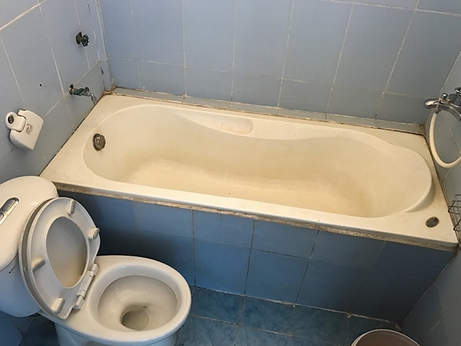 Bathroom at the Ngoc Chau Guesthouse in Khe Sanh