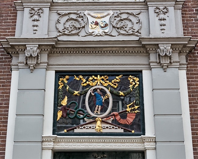 Decoration over an entrance at Lingerzijde