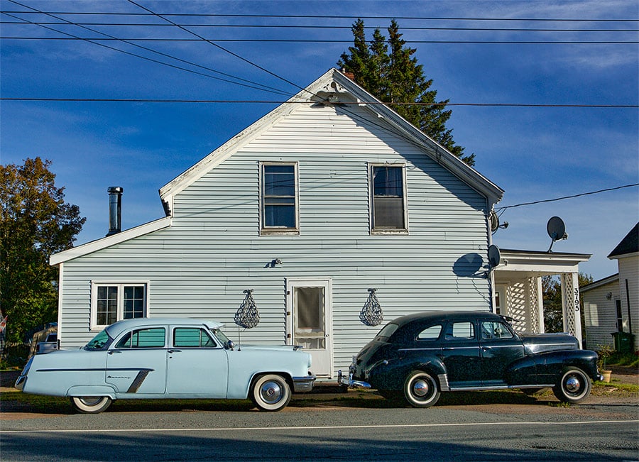 House with two old cars in Parrsboro⁩