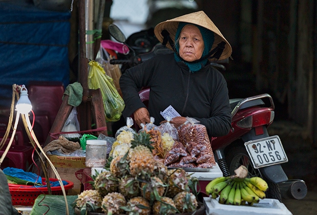Old woman selling at the wet market in Hoi An