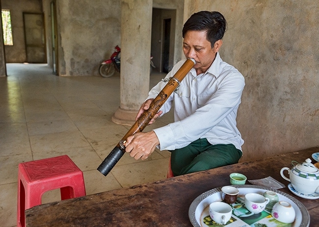 How to smoke a Vietnamese Water Pipe