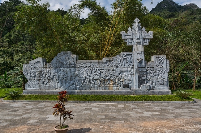 Memorial for the volunteers who sacrificed themselves to maintain the Victory Road 20 during the war