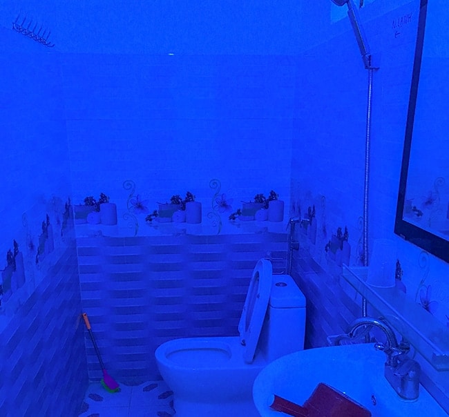 There was only blue light in the bathroom? This way you will have problems to shoot up!