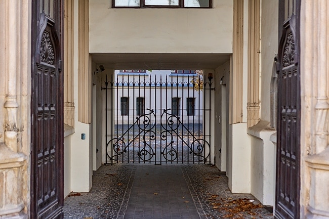 Entrance at Hess András tér