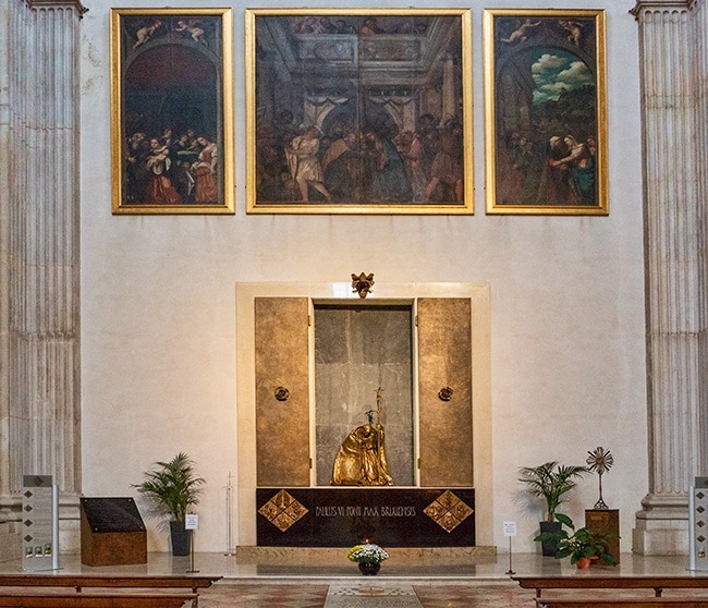 Statue of Pope Paul VI, found on the left transept. Made by Raffaele Scorzelli in 1975.