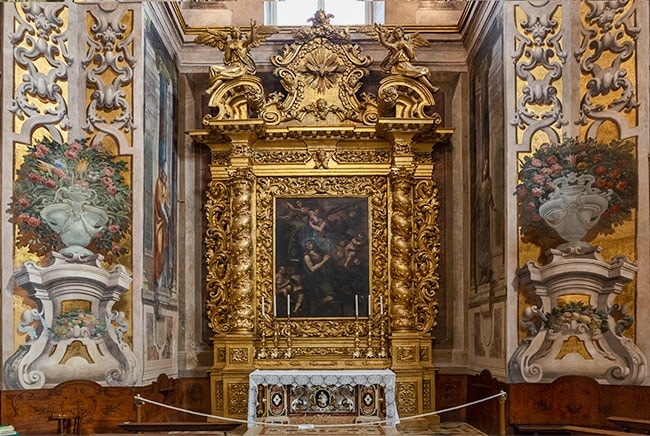 The left altar with the altarpiece by Antonio Gandino