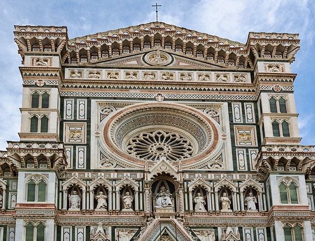 The pediment above the central portal contains a half-relief by Tito Sarrocchi of Mary enthroned holding a flowered scepter. And six more Apostels