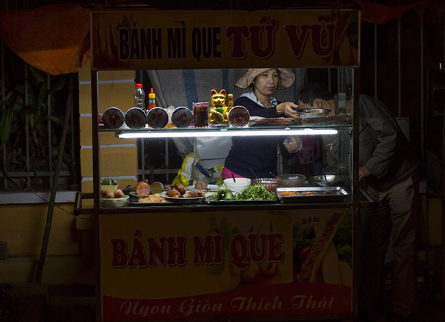 Most of the street food stalls did make some sales. A quick bite while walking works even in Hoi An